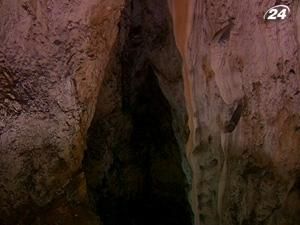 Спелеологи облаштували новий екскурсійний маршрут печери Еміне-Баір-Коба Спелеологи облаштували новий екскурсійний маршрут печери Еміне-Баір-Коба