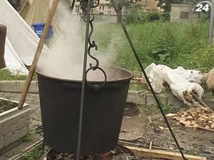 У Львові зварили 250 літрів українського борщу по-середньовічному У Львові зварили 250 літрів українського борщу по-середньовічному