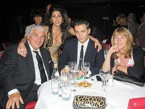 Емі Вайнхаус познайомила батьків з новим бойфрендом Емі Вайнхаус познайомила батьків з новим бойфрендом