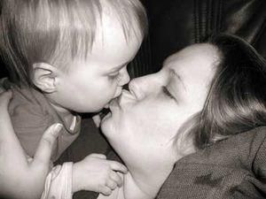 Вчені з'ясували, що саме мати передає дитині під час поцілунку Вчені з'ясували, що саме мати передає дитині під час поцілунку