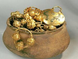 Археологи знайшли жіночі прикраси із срібла часів Київської Русі Археологи знайшли жіночі прикраси із срібла часів Київської Русі