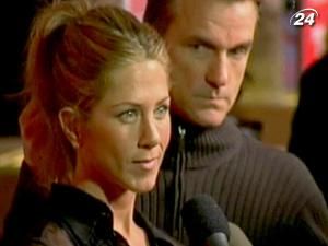 Джолі хоче, аби Аністон трималася подалі від її дітей Джолі хоче, аби Аністон трималася подалі від її дітей