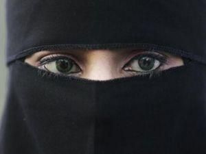 В Іспанії заборонили носіння паранджі В Іспанії заборонили носіння паранджі