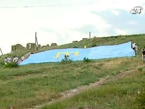 З Туреччини привезли найбільший кримськотатарський стяг З Туреччини привезли найбільший кримськотатарський стяг