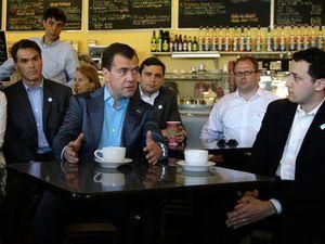 Медведєв став "тисячником" в Twitter протягом години Медведєв став "тисячником" в Twitter протягом години