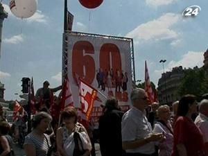 Можливе підвищення пенсійного віку зумовило акції протесту у Франції Можливе підвищення пенсійного віку зумовило акції протесту у Франції