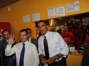 Обама нагодував Медведєва гамбургерами (ФОТО) Обама нагодував Медведєва гамбургерами (ФОТО)