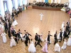 У мерії відбувся бал для кращих учнів профтехучилищ У мерії відбувся бал для кращих учнів профтехучилищ