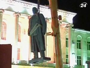 У грузинському місті Горі демонтували пам’ятник Сталіну У грузинському місті Горі демонтували пам’ятник Сталіну