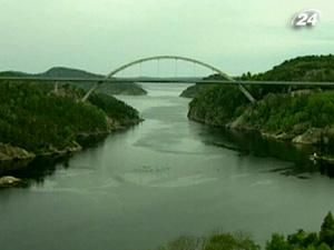 Два мости - два абсолютно різні періоди в архітектурі Два мости - два абсолютно різні періоди в архітектурі