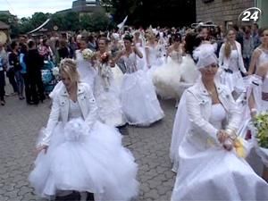 В Ужгороді відбувся черговий парад наречених В Ужгороді відбувся черговий парад наречених