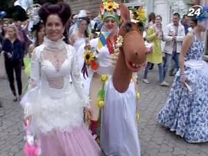 В Ужгороді відбувся вже третій масштабний парад наречених В Ужгороді відбувся вже третій масштабний парад наречених