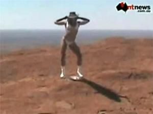 Аборигени Австралії вимагають депортувати французьку стриптизерку (Відео) Аборигени Австралії вимагають депортувати французьку стриптизерку (Відео)