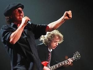 Румунських митників звільнили через інцидент з AC/DC Румунських митників звільнили через інцидент з AC/DC