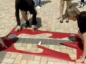 Молодь відзначила День Конституції акціями протесту Молодь відзначила День Конституції акціями протесту