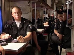 На допомогу міліції в Крим вирушили внутрішні війська зі столиці На допомогу міліції в Крим вирушили внутрішні війська зі столиці