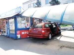 У Києві п’яний водій протаранив маршрутки і врізався в кіоск У Києві п’яний водій протаранив маршрутки і врізався в кіоск