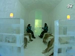 Напої у крижаному готелі, як і годиться, подають у крижаних келихах Напої у крижаному готелі, як і годиться, подають у крижаних келихах