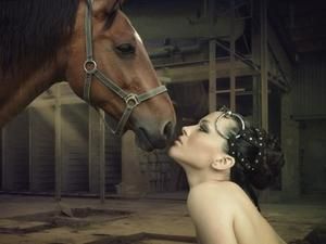 Даша Астаф’єва роздягнулась перед конями (ФОТО) Даша Астаф’єва роздягнулась перед конями (ФОТО)