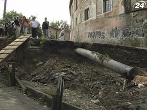 Зсув ґрунту у центрі Чернівців пошкодив магістральний газогін Зсув ґрунту у центрі Чернівців пошкодив магістральний газогін