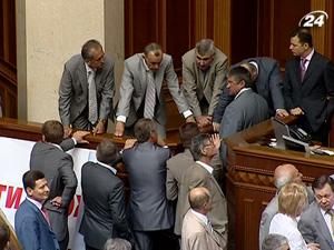 Депутати від БЮТ заблокували трибуну Верховної Ради Депутати від БЮТ заблокували трибуну Верховної Ради