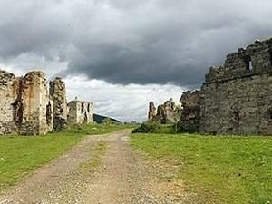 На Заході України через дощі зруйнувалась вежа старовинного замку На Заході України через дощі зруйнувалась вежа старовинного замку