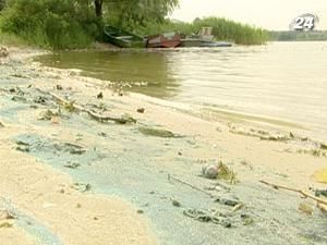 Невідома синя речовина вкрила один з пляжів Конча-Заспи Невідома синя речовина вкрила один з пляжів Конча-Заспи