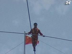 Китайський канатоходець провів 2 місяці над стадіоном у Пекіні Китайський канатоходець провів 2 місяці над стадіоном у Пекіні