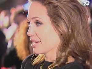 Папараці розгледіли на тілі Анджеліни Джолі нове татуювання Папараці розгледіли на тілі Анджеліни Джолі нове татуювання