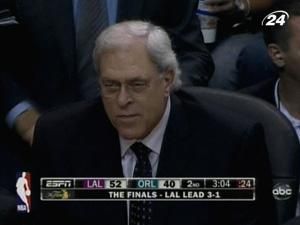 Тренер "Лейкерс" Філ Джексон відклав свій вихід на пенсію Тренер "Лейкерс" Філ Джексон відклав свій вихід на пенсію