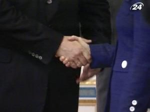 Янукович зустрівся з Клінтон Янукович зустрівся з Клінтон