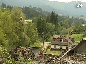 Затяжні дощі спровокували зсуви на Прикарпатті Затяжні дощі спровокували зсуви на Прикарпатті