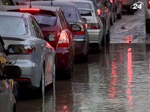 Сильна злива підтопила десятки вулиць Києва Сильна злива підтопила десятки вулиць Києва