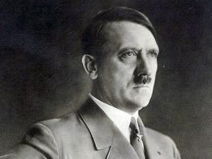 У Німеччині заарештували чоловіка через Гітлера і фашистський рінгтон У Німеччині заарештували чоловіка через Гітлера і фашистський рінгтон