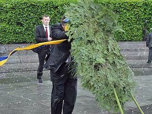 Янукович знову покладатиме вінок Янукович знову покладатиме вінок