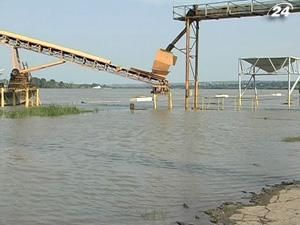 Тисячі людей змушені покинути житло через повені на Буковині Тисячі людей змушені покинути житло через повені на Буковині