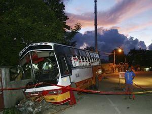 Страшна автокатастрофа забрала життя 15 людей на Філіппінах Страшна автокатастрофа забрала життя 15 людей на Філіппінах