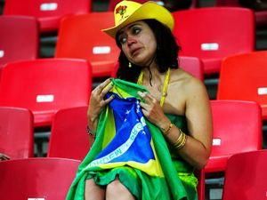 Після поразки збірної Бразилії вболівальниця ледь не протаранила парламент країни Після поразки збірної Бразилії вболівальниця ледь не протаранила парламент країни