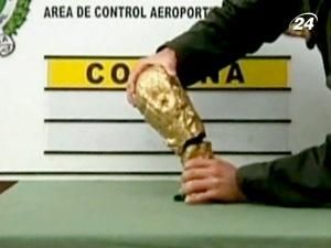 Правоохоронці вилучили Кубок світу, повністю зроблений з кокаїну Правоохоронці вилучили Кубок світу, повністю зроблений з кокаїну