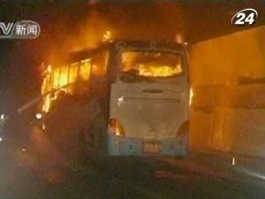 В центральній частині Китаю згорів пасажирський автобус В центральній частині Китаю згорів пасажирський автобус