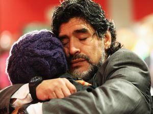 Футболісти Аргентини просять Марадону залишитись Футболісти Аргентини просять Марадону залишитись