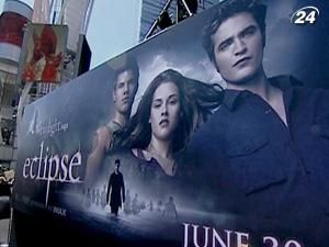 "Сутінки. Сага. Затемнення" лідирує у північноамериканському прокаті "Сутінки. Сага. Затемнення" лідирує у північноамериканському прокаті