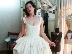 Міла Йовович виклала в Twitter фото в образі міледі Міла Йовович виклала в Twitter фото в образі міледі