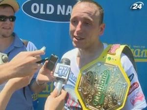 Американець Джої Чеснат за 10 хвилин проковтнув 54 хот-доги Американець Джої Чеснат за 10 хвилин проковтнув 54 хот-доги