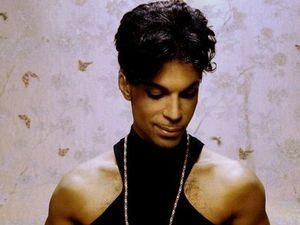 Співак Прінс не облисіє, тому що грає на електрогітарі Співак Прінс не облисіє, тому що грає на електрогітарі