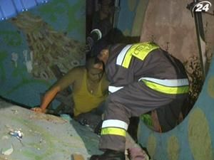 Під Києвом легковик розтрощив автобусну зупинку і покалічив 6 людей Під Києвом легковик розтрощив автобусну зупинку і покалічив 6 людей