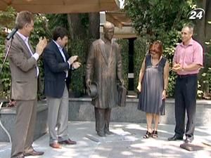 Перший в Україні пам’ятник страховому агенту відрили у Донецьку Перший в Україні пам’ятник страховому агенту відрили у Донецьку