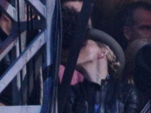 Мадонна цілується із Хесусом Лусом на концерті Jay-Z Мадонна цілується із Хесусом Лусом на концерті Jay-Z