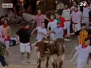 В іспанській Памплоні відзначають свято Сан-Фермін В іспанській Памплоні відзначають свято Сан-Фермін