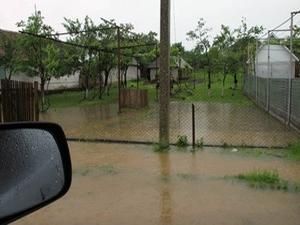 На Закарпатті вода вийшла на дороги і продовжує підтоплювати приватні будинки